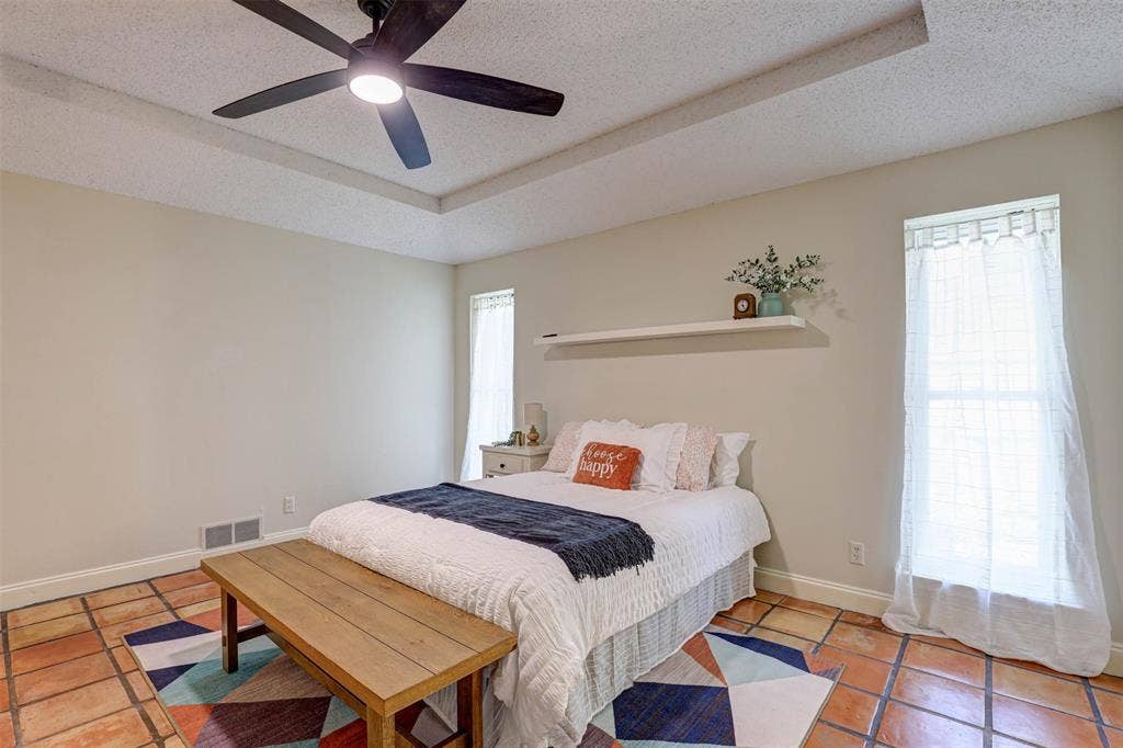 1910 Middle Glen Drive, Carrollton, TX 75007 1910 Middle Glen Drive, Carrollton, TX 75007