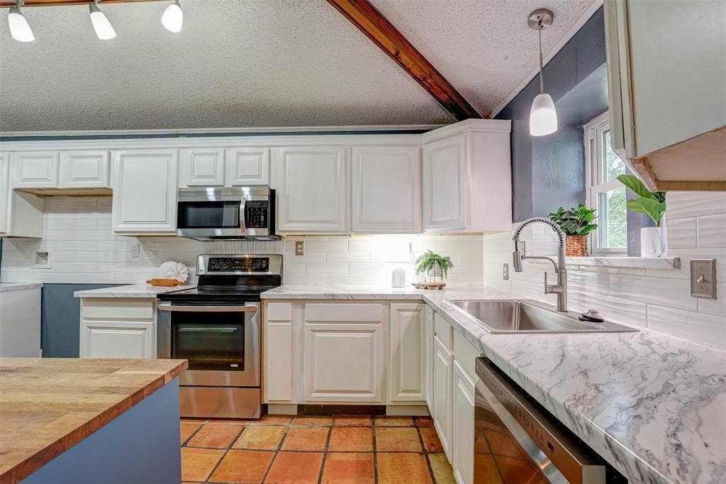 1910 Middle Glen Drive, Carrollton, TX 75007 1910 Middle Glen Drive, Carrollton, TX 75007