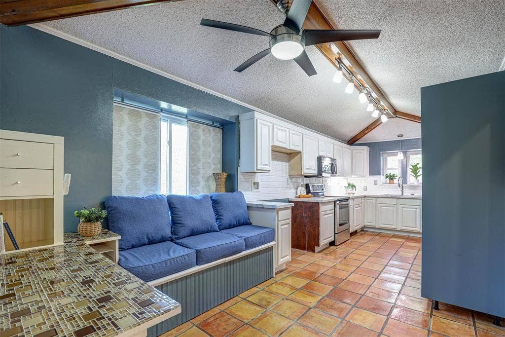 1910 Middle Glen Drive, Carrollton, TX 75007 1910 Middle Glen Drive, Carrollton, TX 75007
