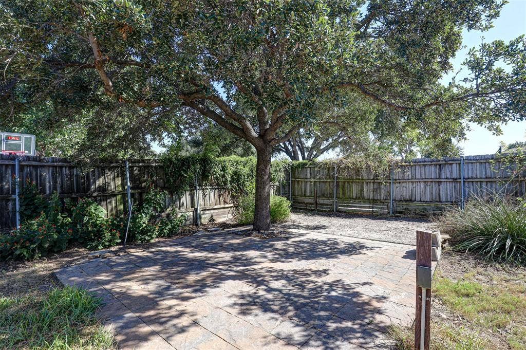 1910 Middle Glen Drive, Carrollton, TX 75007 1910 Middle Glen Drive, Carrollton, TX 75007
