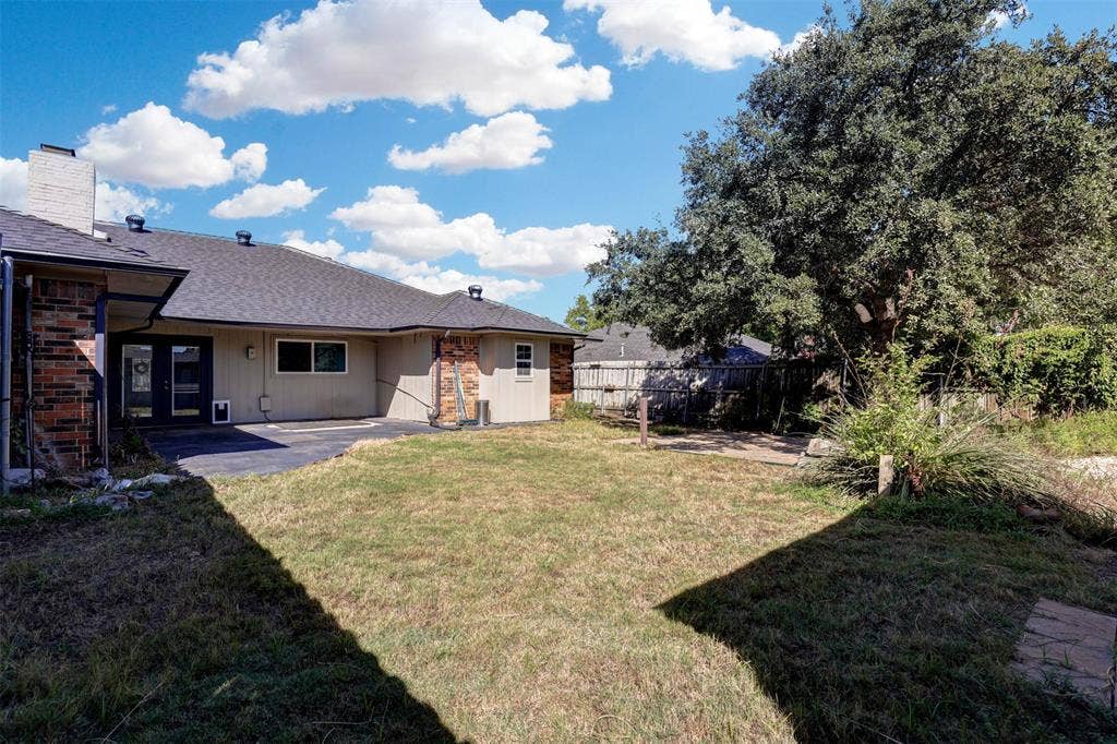 1910 Middle Glen Drive, Carrollton, TX 75007 1910 Middle Glen Drive, Carrollton, TX 75007