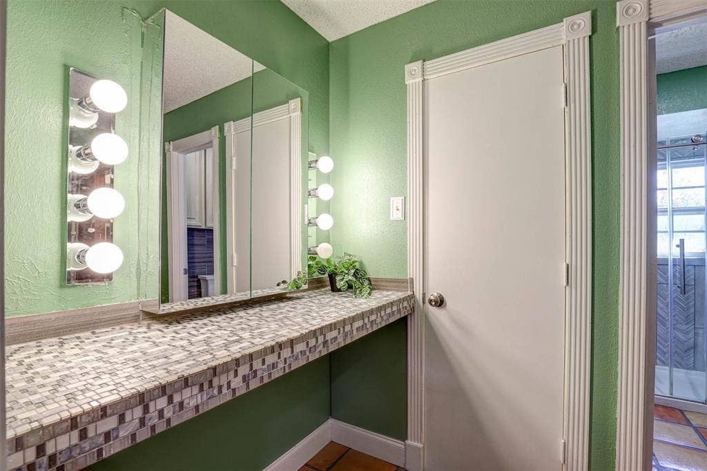 1910 Middle Glen Drive, Carrollton, TX 75007 1910 Middle Glen Drive, Carrollton, TX 75007
