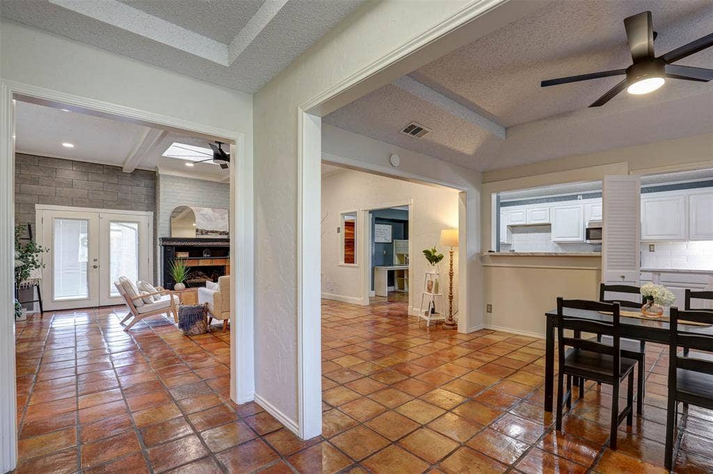 1910 Middle Glen Drive, Carrollton, TX 75007 1910 Middle Glen Drive, Carrollton, TX 75007
