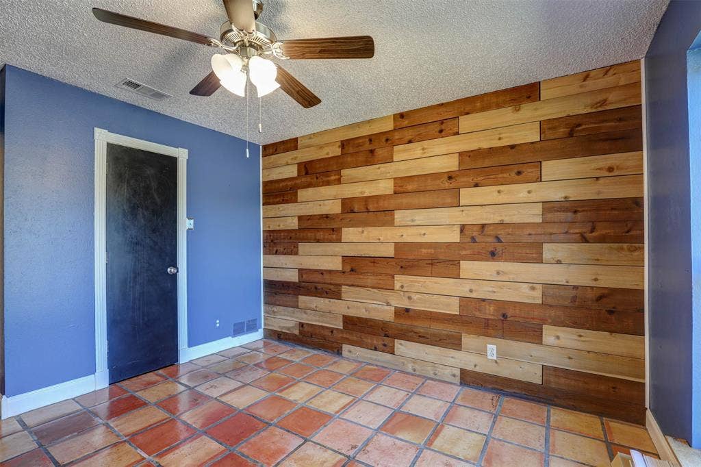 1910 Middle Glen Drive, Carrollton, TX 75007 1910 Middle Glen Drive, Carrollton, TX 75007