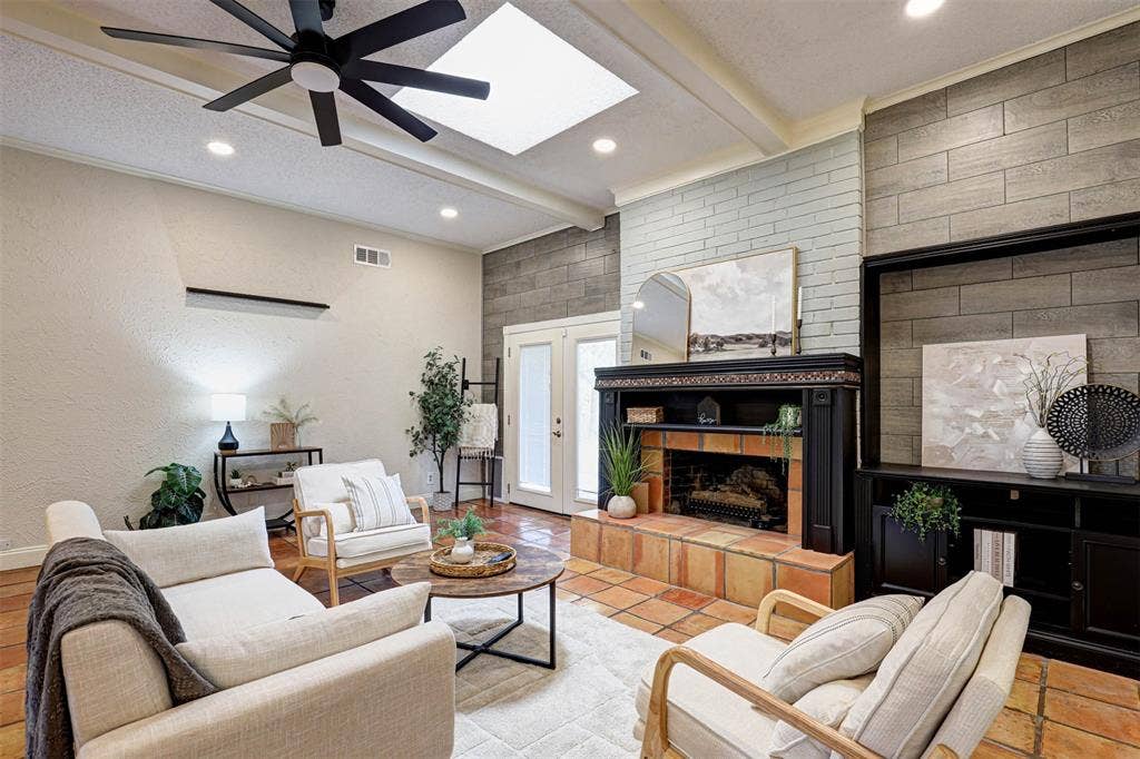 1910 Middle Glen Drive, Carrollton, TX 75007 1910 Middle Glen Drive, Carrollton, TX 75007