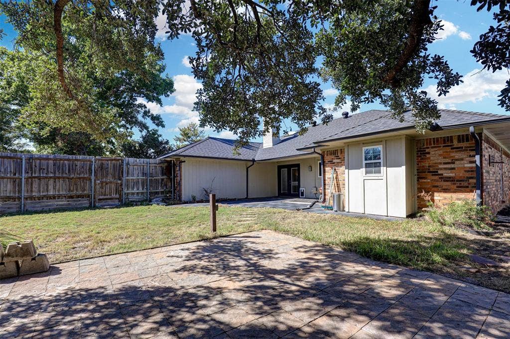 1910 Middle Glen Drive, Carrollton, TX 75007 1910 Middle Glen Drive, Carrollton, TX 75007