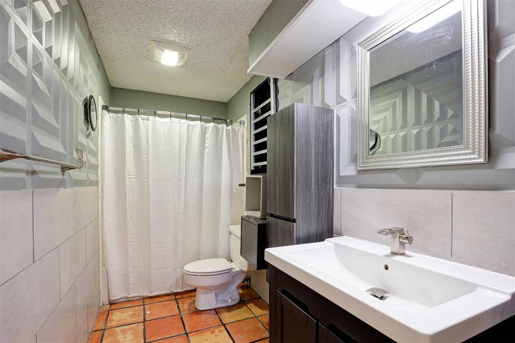 1910 Middle Glen Drive, Carrollton, TX 75007 1910 Middle Glen Drive, Carrollton, TX 75007