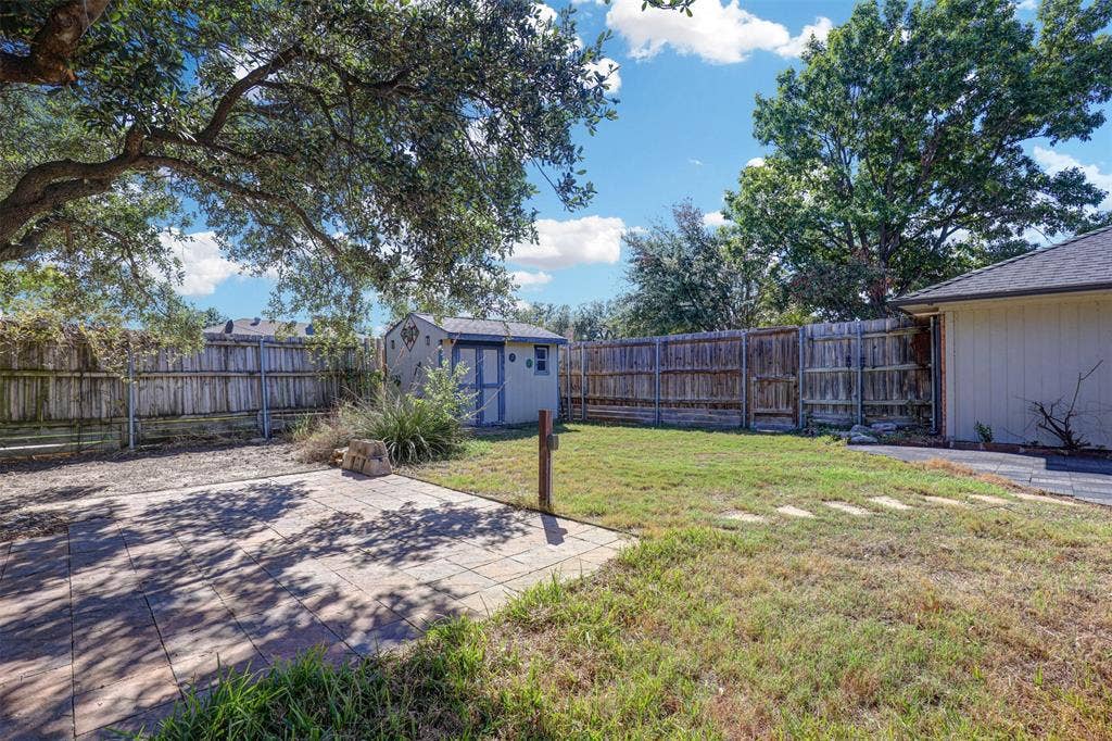 1910 Middle Glen Drive, Carrollton, TX 75007 1910 Middle Glen Drive, Carrollton, TX 75007