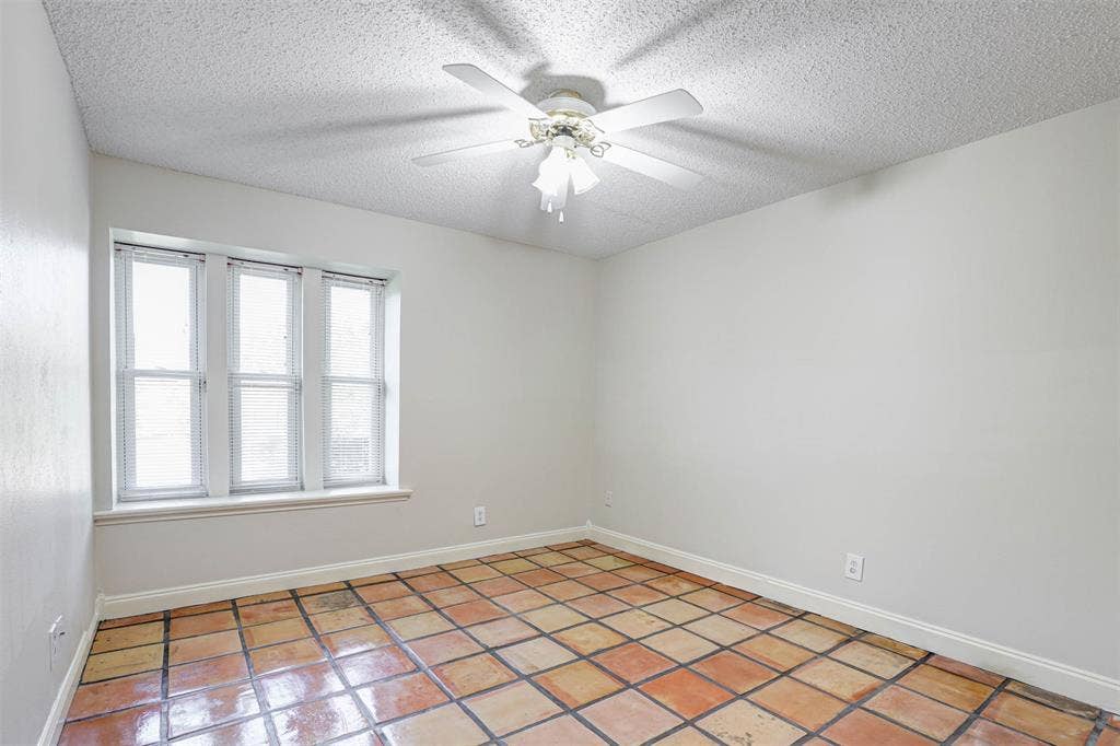1910 Middle Glen Drive, Carrollton, TX 75007 1910 Middle Glen Drive, Carrollton, TX 75007