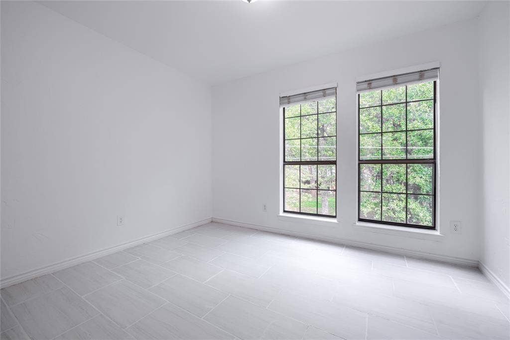 1600 Brentwood Drive, Irving, TX 75061 Bright interior space with light-toned walls and large windows with integrated blinds