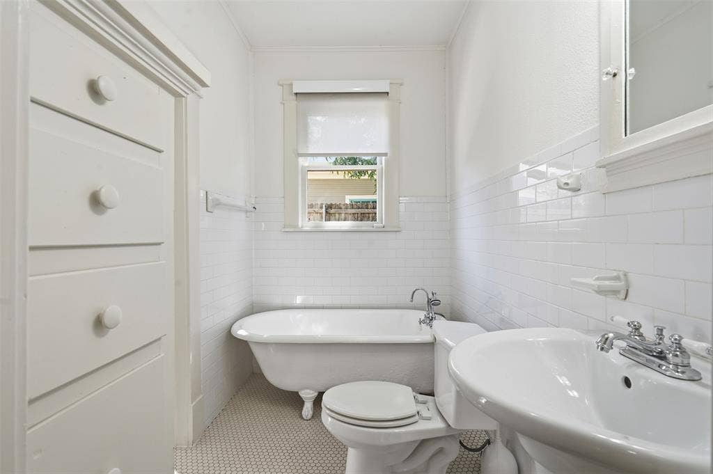 1932 5th Avenue, Fort Worth, TX 76110 Hall bath