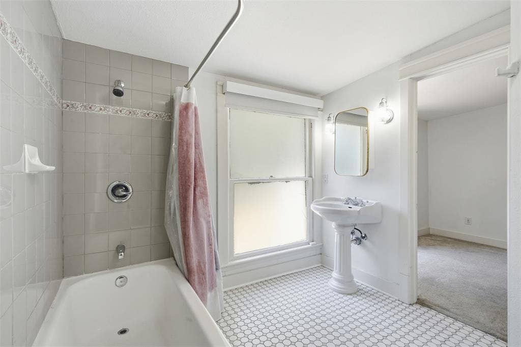 1932 5th Avenue, Fort Worth, TX 76110 Primary bathroom