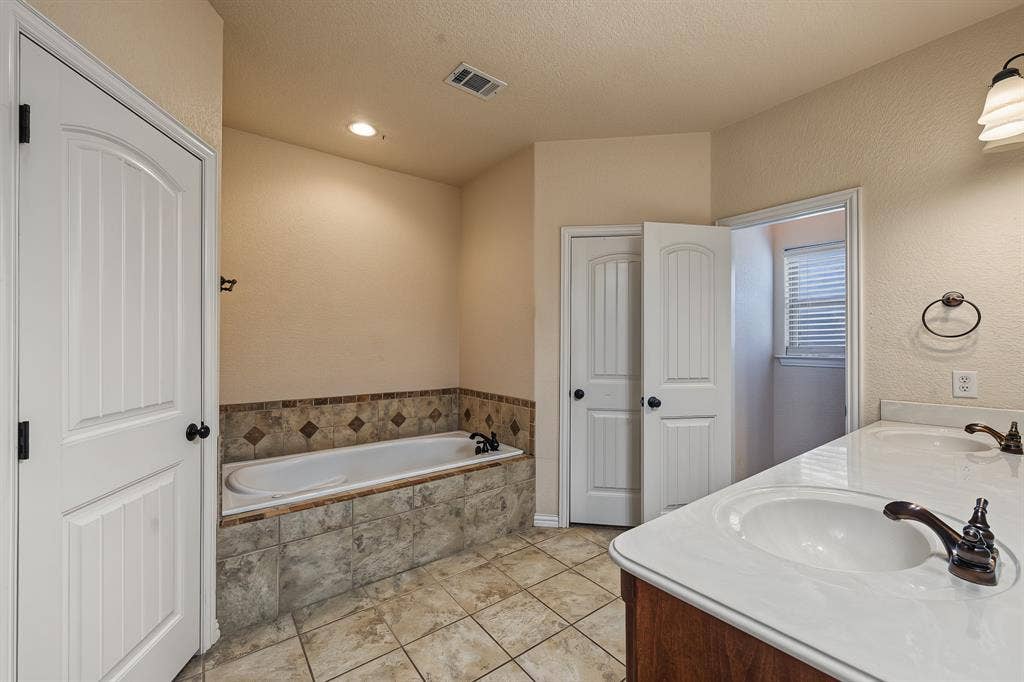 112 Meadow Arbor Drive, Weatherford, TX 76085