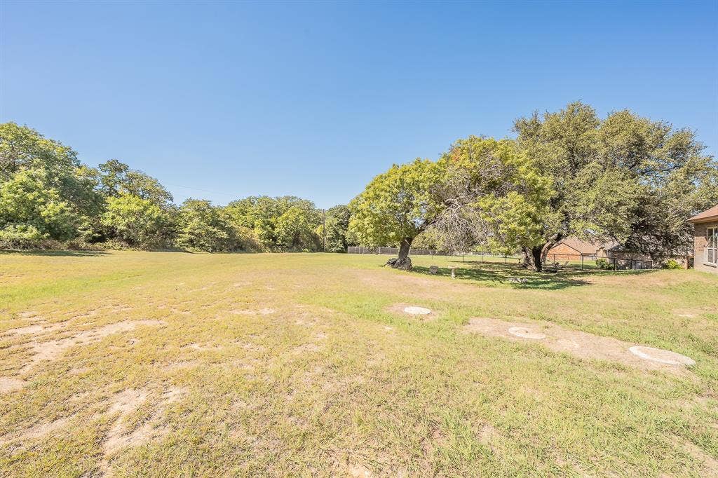 Large and flat usable yard for a pool, shop or outdoor living space