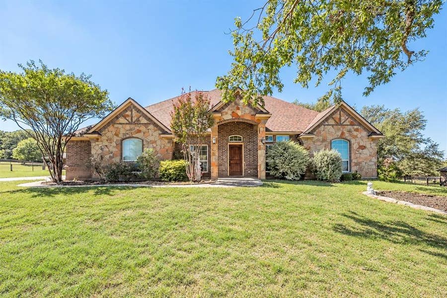 Property photo for 112 Meadow Arbor Drive, Weatherford, TX
