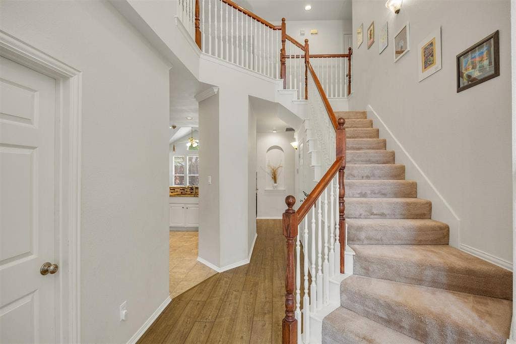 419 Lakefield Drive, Murphy, TX 75094 Open staircase