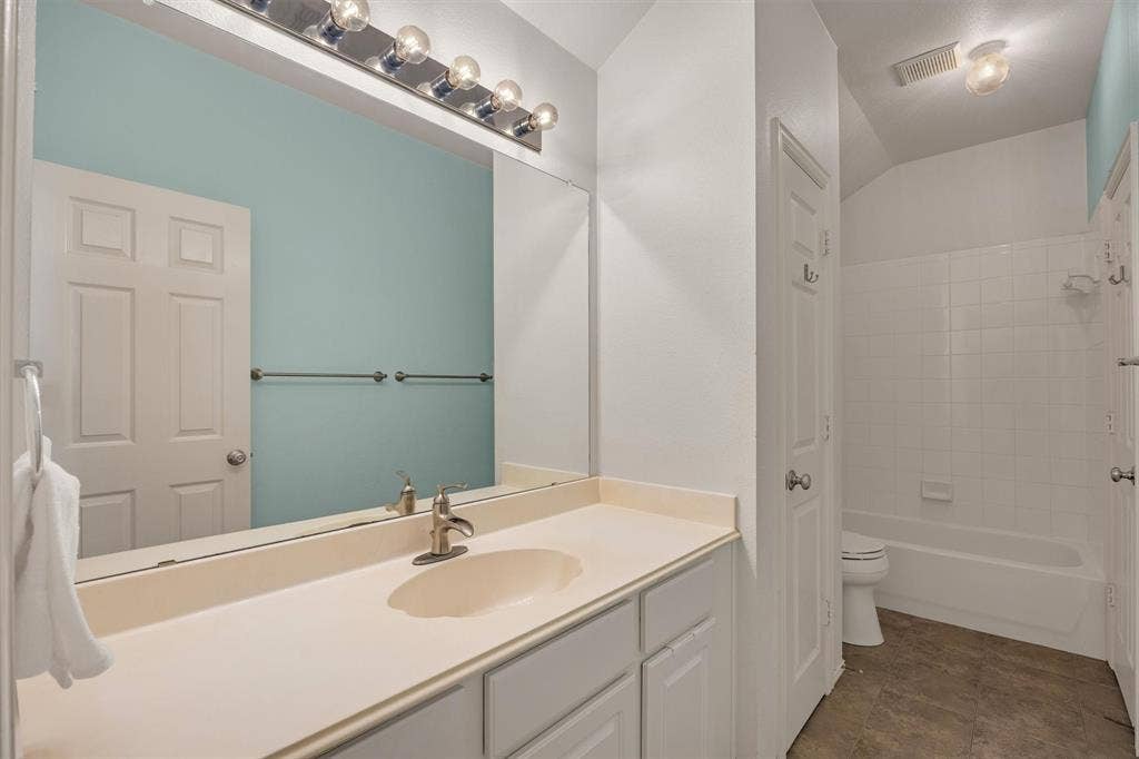 419 Lakefield Drive, Murphy, TX 75094 Upstairs bath