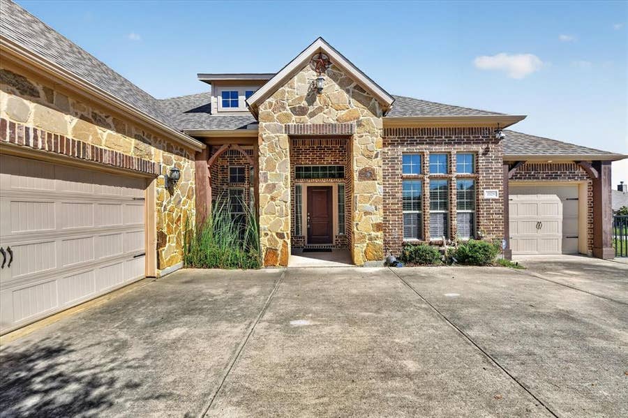 Property photo for 7529 Zinnia Lane, Forest Hill, TX
