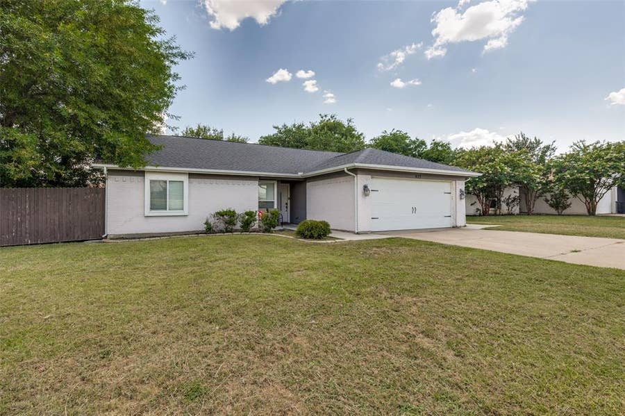 Property photo for 625 Park Center Boulevard, Saginaw, TX