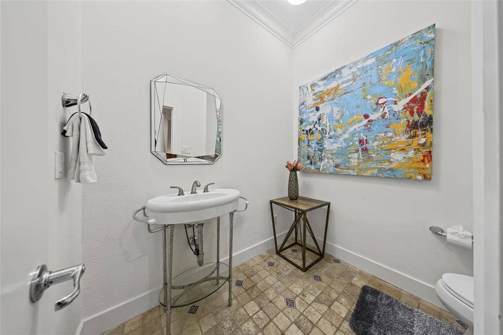 4312 Mckinney Avenue, #4, Dallas, TX 75205 Pedestal sink with chrome fixtures and an octagonal mirror