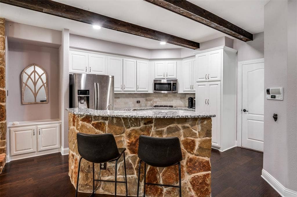 5707 Headquarters Drive, Plano, TX 75024 Matching Stone Façade on Kitchen Island