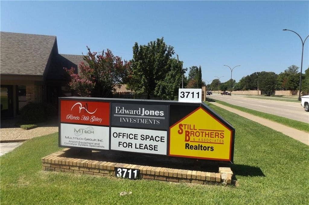 3711 W Green Oaks Boulevard, #D, Arlington, TX 76016 Signage on Green Oaks Blvd