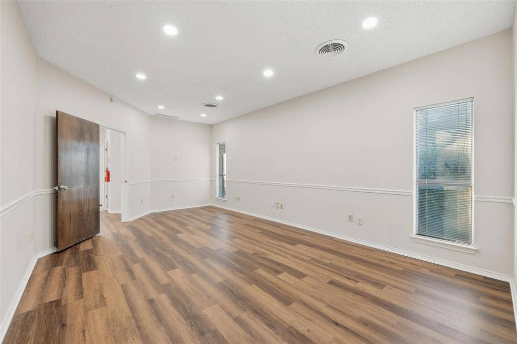 3711 W Green Oaks Boulevard, #D, Arlington, TX 76016 Large office or conference space