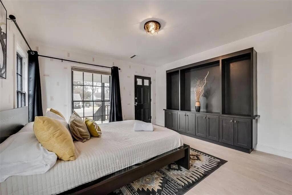 2707 Burlington Boulevard, Dallas, TX 75211