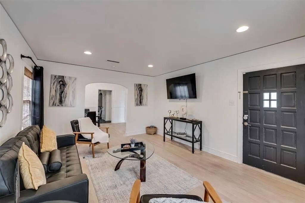 2707 Burlington Boulevard, Dallas, TX 75211