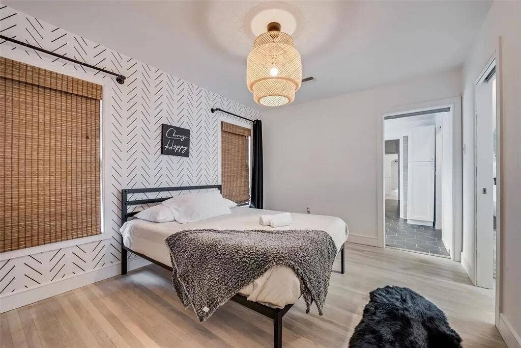 2707 Burlington Boulevard, Dallas, TX 75211