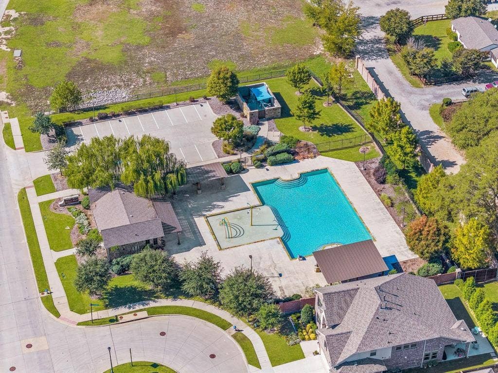 1020 Fallon Drive, McKinney, TX 75071 Community recreational pool with integrated sun shelf