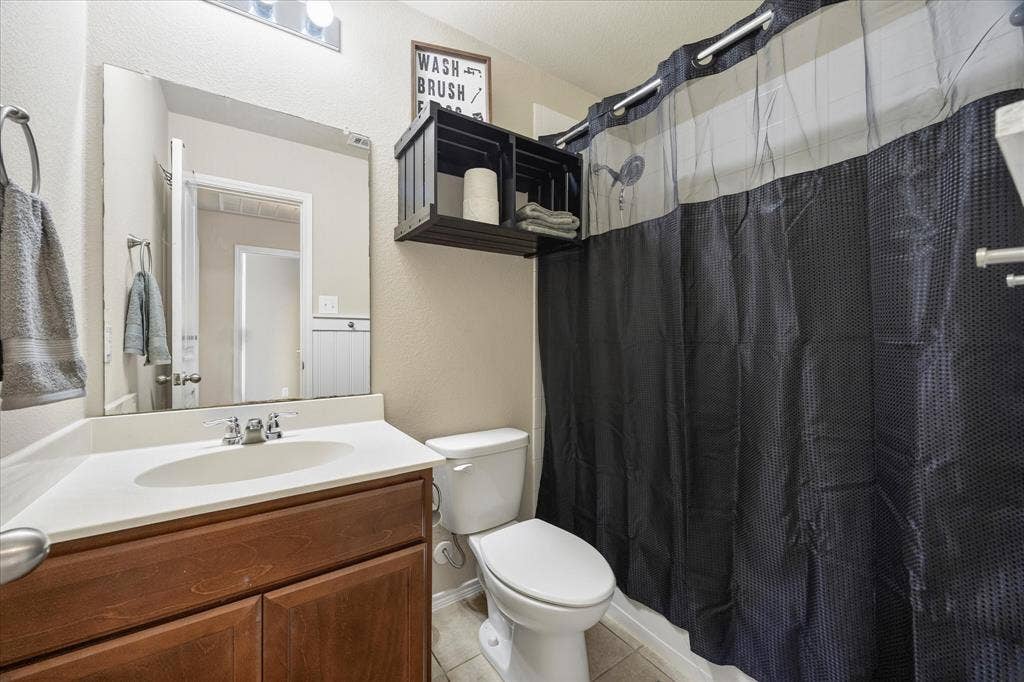 502 Azalea Drive, Josephine, TX 75173 Upstairs Bathroom