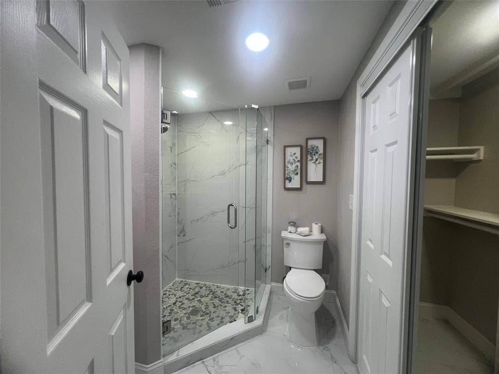 1021 E Russell Avenue, Carrollton, TX 75006