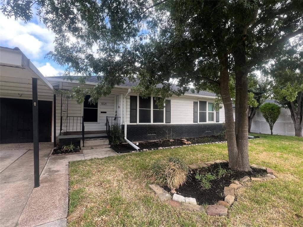 1021 E Russell Avenue, Carrollton, TX 75006