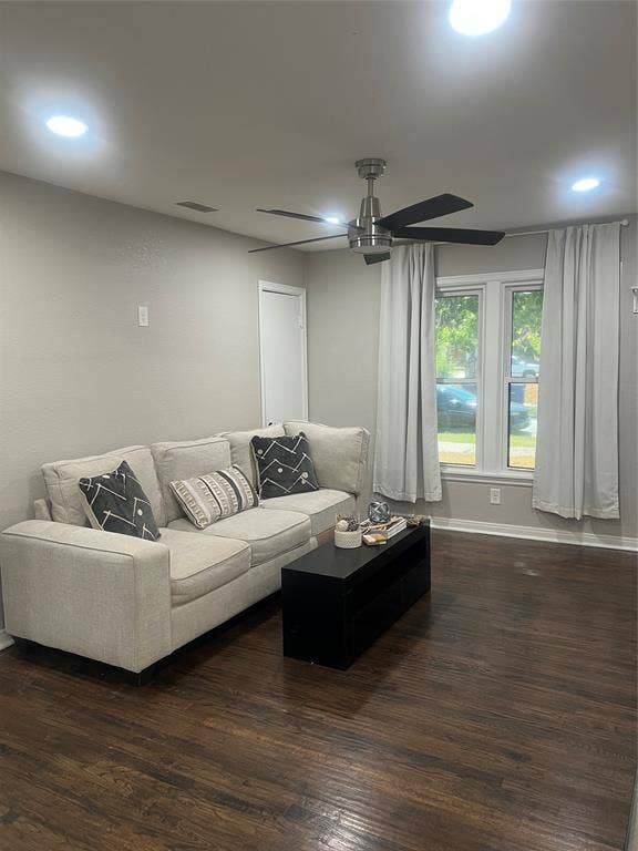 1021 E Russell Avenue, Carrollton, TX 75006
