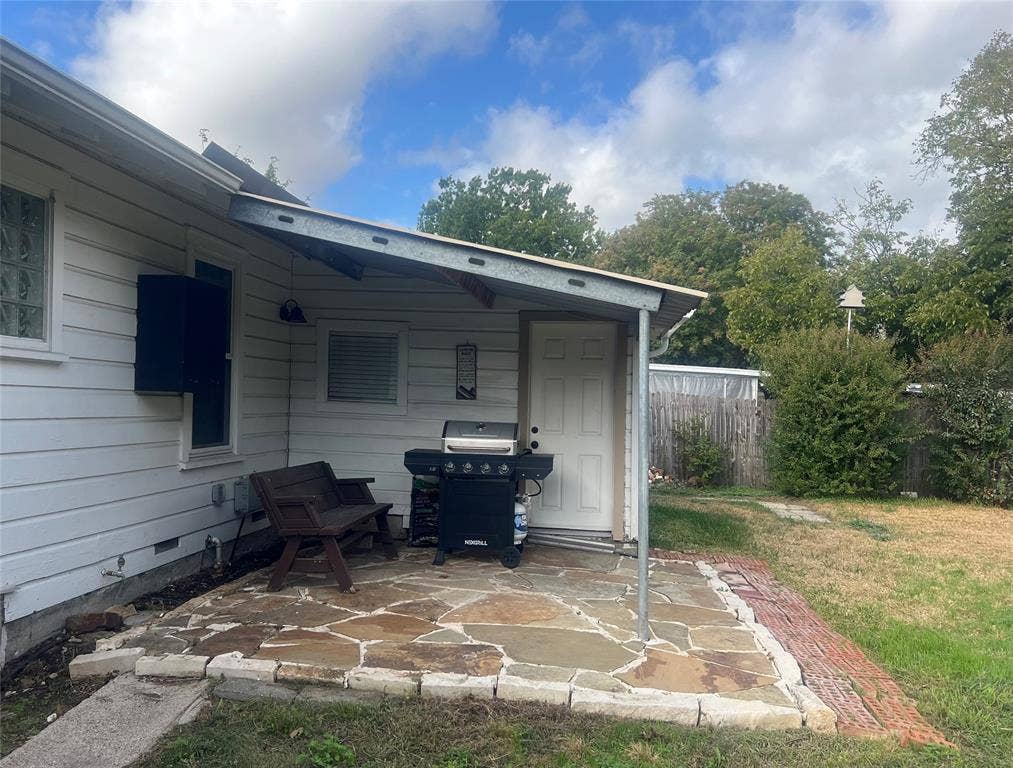 1021 E Russell Avenue, Carrollton, TX 75006