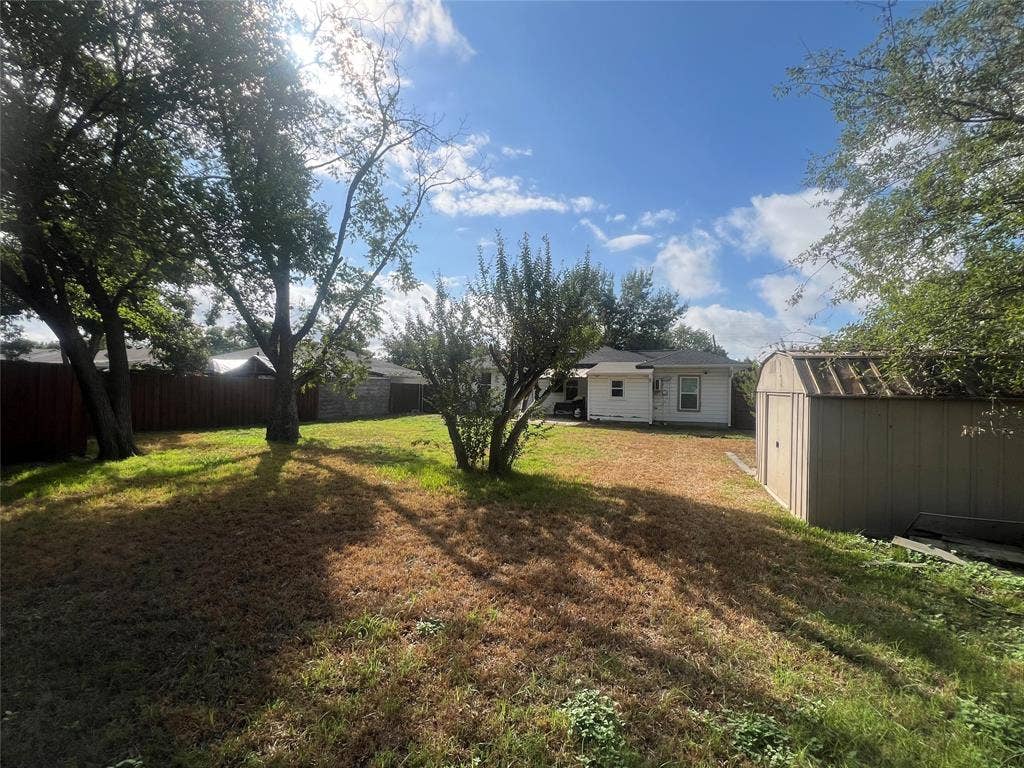 1021 E Russell Avenue, Carrollton, TX 75006