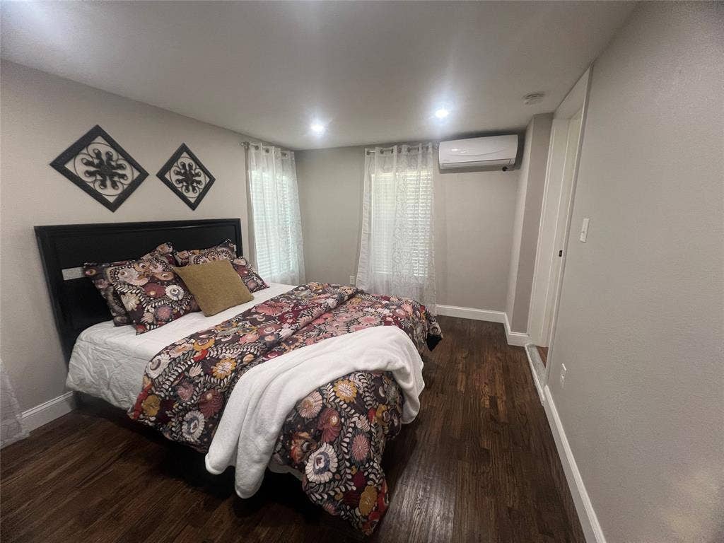1021 E Russell Avenue, Carrollton, TX 75006