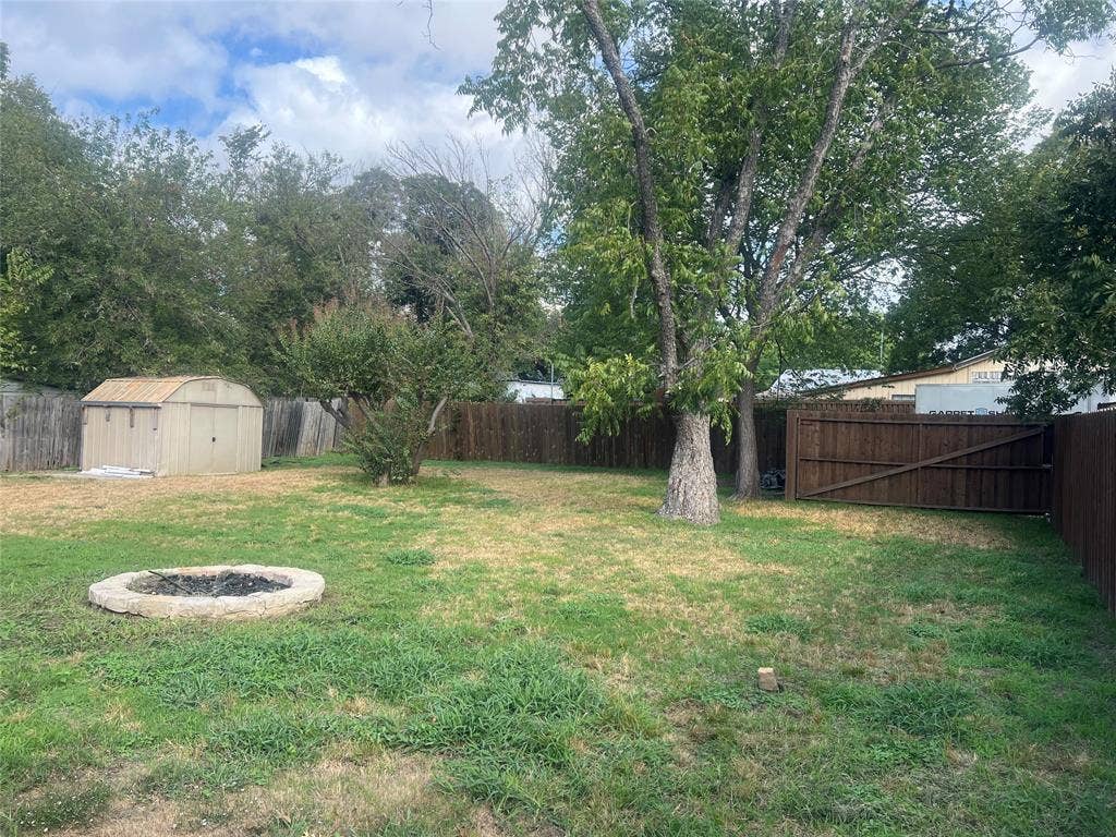 1021 E Russell Avenue, Carrollton, TX 75006