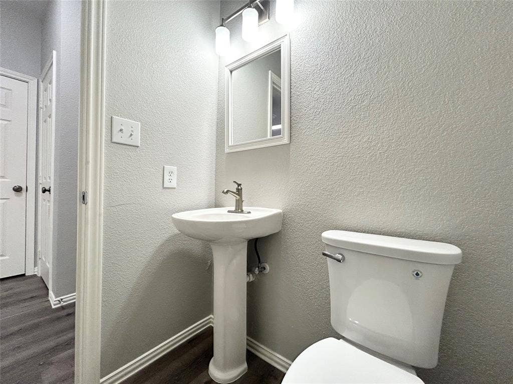8517 Hunters Trace Lane, Plano, TX 75024 powder bathroom