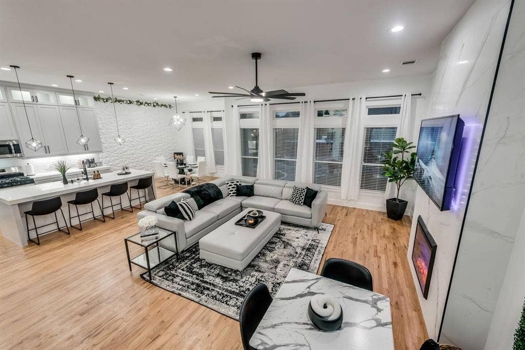 2015 S Ewing Avenue, Dallas, TX 75216 2015 S Ewing Avenue, Dallas, TX 75216