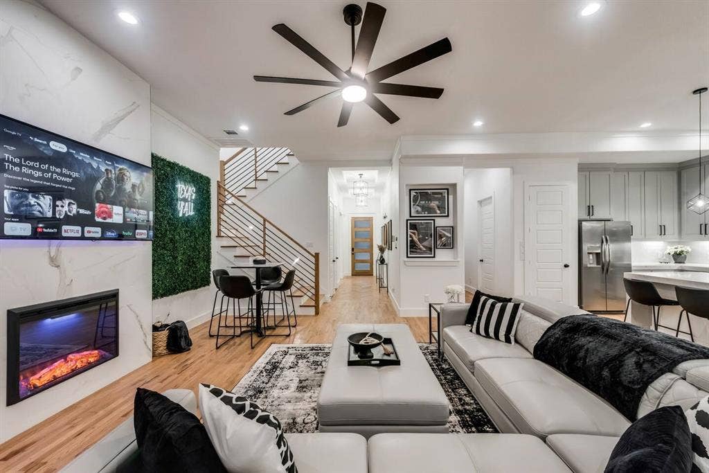 2015 S Ewing Avenue, Dallas, TX 75216 2015 S Ewing Avenue, Dallas, TX 75216