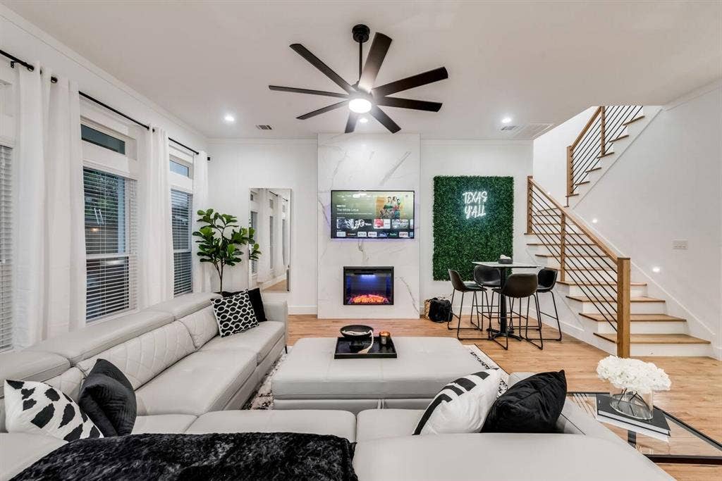 2015 S Ewing Avenue, Dallas, TX 75216 2015 S Ewing Avenue, Dallas, TX 75216
