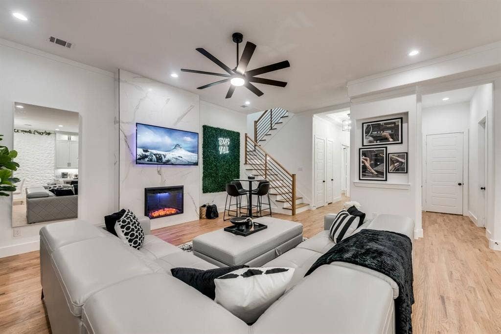 2015 S Ewing Avenue, Dallas, TX 75216 2015 S Ewing Avenue, Dallas, TX 75216