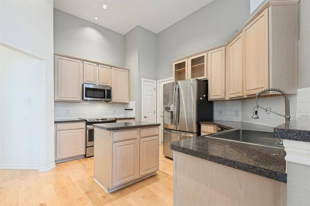 2237 Wembley Wood Lane, Bedford, TX 76022 New Appliances new sink 2024-2025