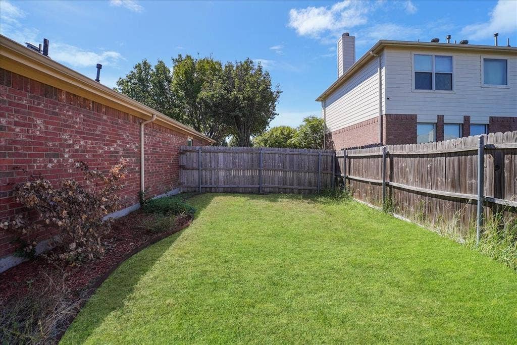 1004 Cedarbrook Circle, Grand Prairie, TX 75052