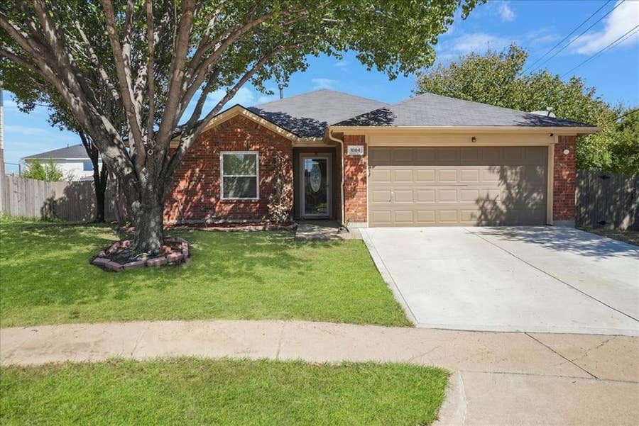 Property photo for 1004 Cedarbrook Circle, Grand Prairie, TX