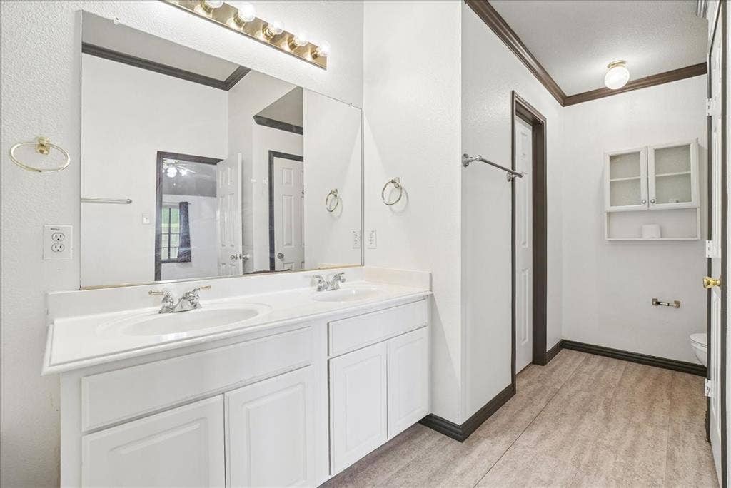 1004 Cedarbrook Circle, Grand Prairie, TX 75052
