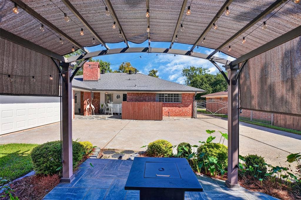 7610 University Drive, Shreveport, LA 71104