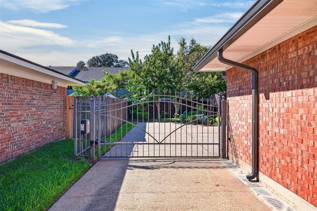 7610 University Drive, Shreveport, LA 71104